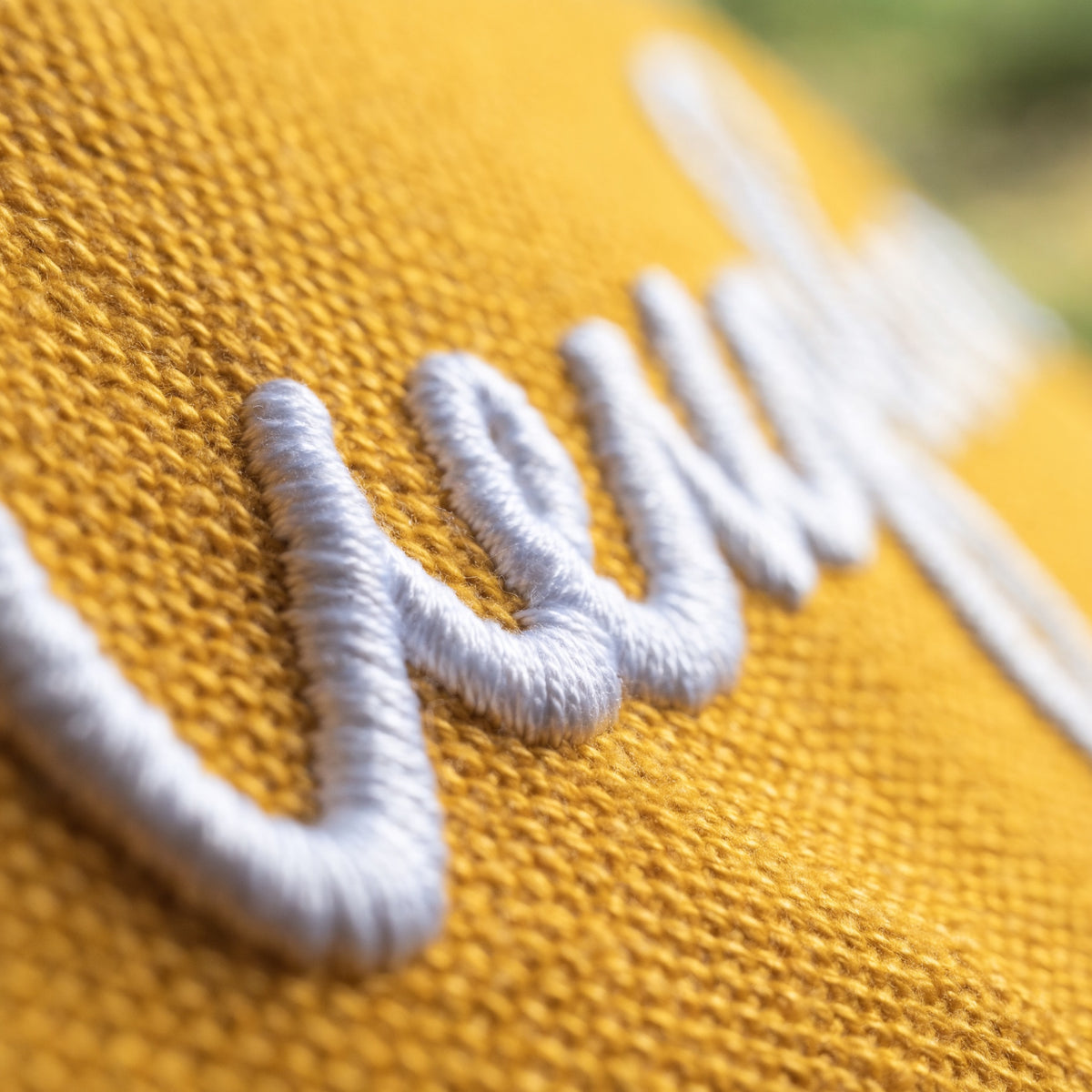 Astuccio Personalizzato con Nome — dettaglio ricamo macro