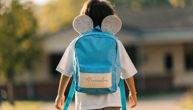 Bambina con lo zaino personalizzato Kitex